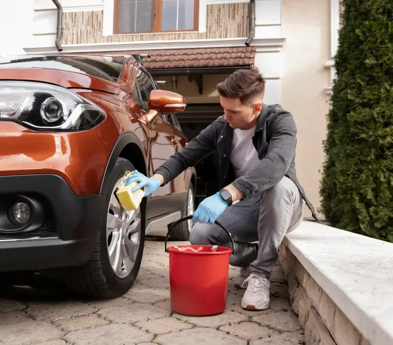 Lavage auto à domicile Savy : professionnel intervenant sur un véhicule